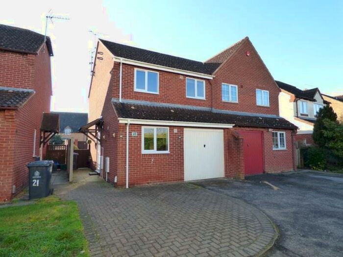 3 Bedroom Semi-Detached House To Rent In Sandpiper Close, Quedgeley, GL2