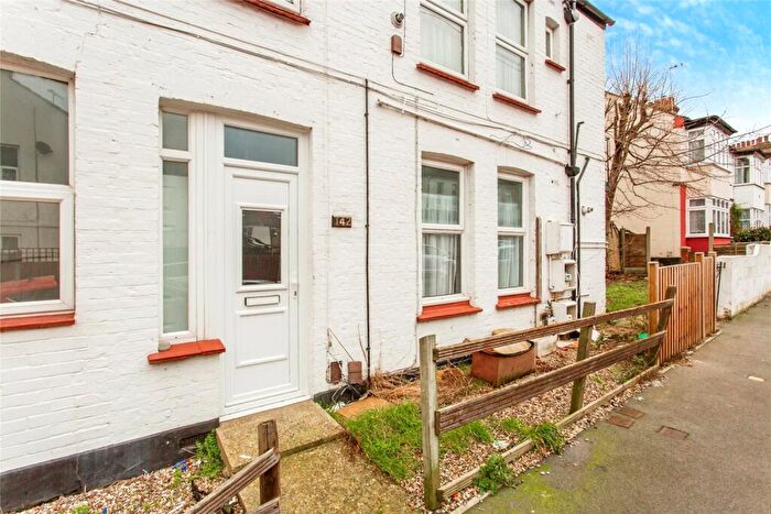 1 Bedroom Flat For Sale In Southview Drive, Westcliff-On-Sea, Essex, SS0