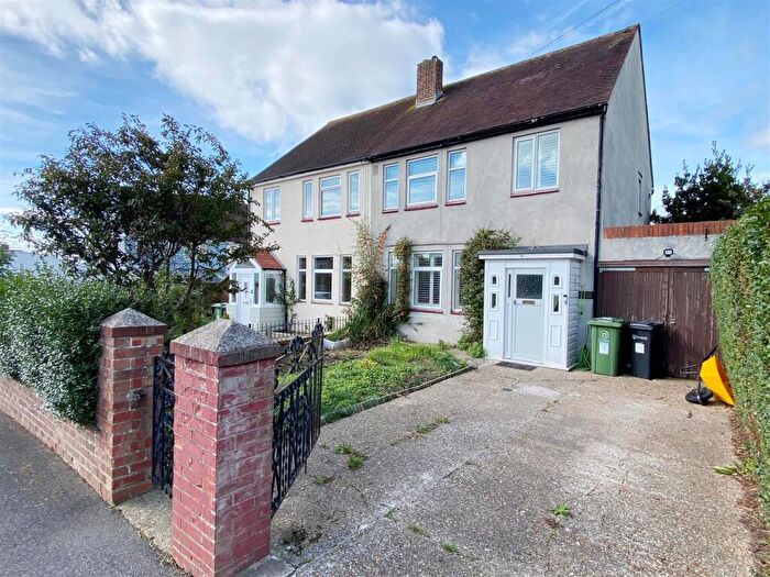3 Bedroom Semi-Detached House For Sale In Winterhill Road, Portsmouth, PO6
