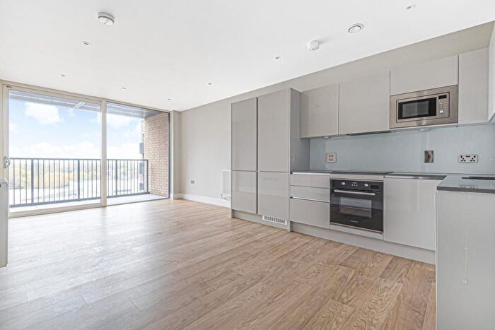 2 Bedroom Flat To Rent In Plough Lane, London, SW17