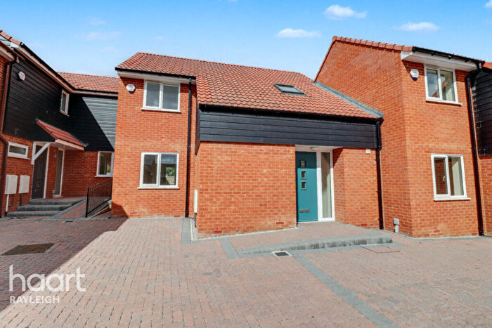 3 Bedroom End Of Terrace House For Sale In Fairview Crescent, Rayleigh, SS6