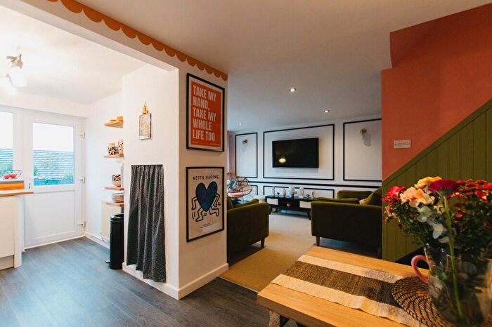 3 Bedroom Semi-Detached House For Sale In Ridge Close, Banbury, OX16