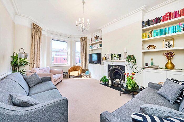 3 Bedroom Flat To Rent In Deauville Mansions, London, SW4