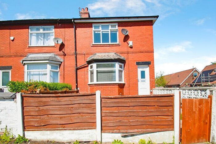 3 Bedroom Semi-Detached House For Sale In Broadhurst Avenue, Clifton, Swinton, Manchester, M27