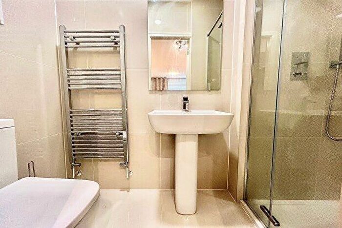 Studio To Rent In ., London, N18