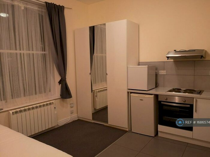 Studio To Rent In Gloucester Drive, London, N4