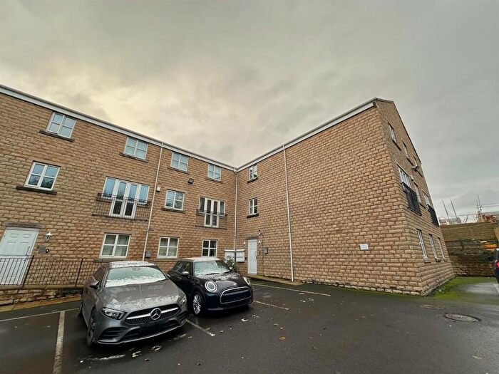 2 Bedroom Flat To Rent In Croft Court, Rastrick, Brighouse, HD6
