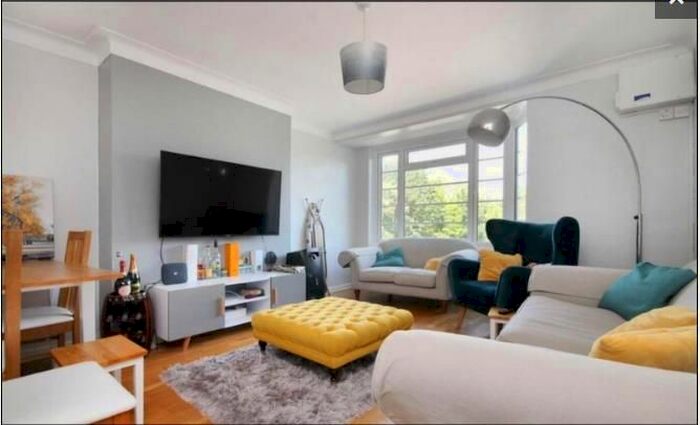 2 Bedroom Flat To Rent In Manor Court, Manor Gardens, London, W3