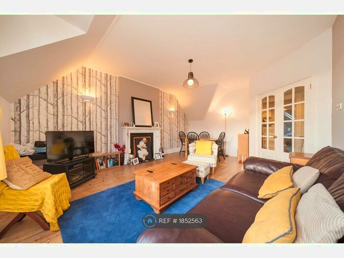 2 Bedroom Flat To Rent In Lytton Grove, London, SW15