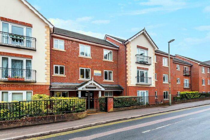 1 Bedroom Flat To Rent In Bedroom Flat In Caterham Valley, CR3