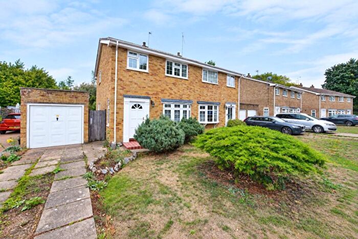 3 Bedroom Semi-Detached House For Sale In Hanover Gardens, Farnborough, GU14