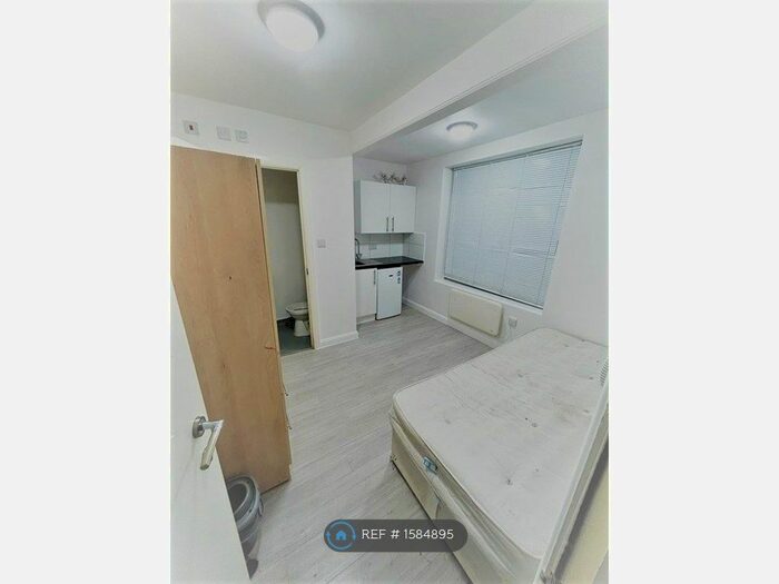 Studio To Rent In Hexham Road, Morden, SM4