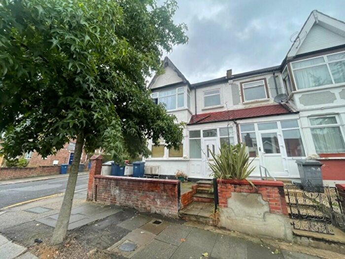 2 Bedroom Flat To Rent In Park Road, Hendon, London, NW4