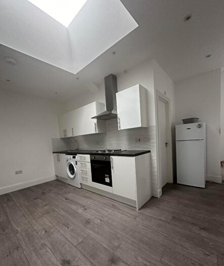 Studio To Rent In High Street, Edgware, Middlesex, HA8