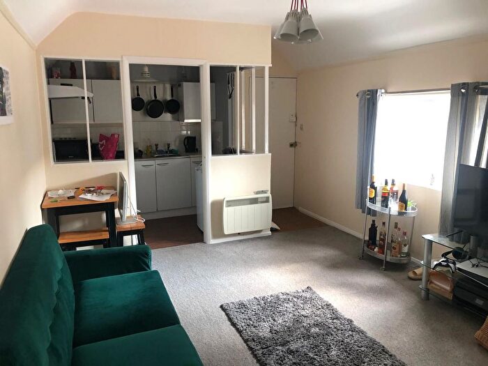 1 Bedroom Flat To Rent In High Street, Shefford, SG17
