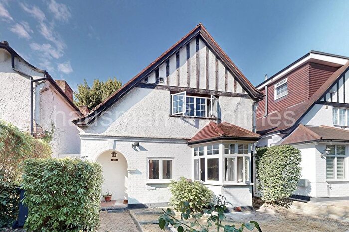 3 Bedroom Detached House For Sale In Wentworth Road, NW11