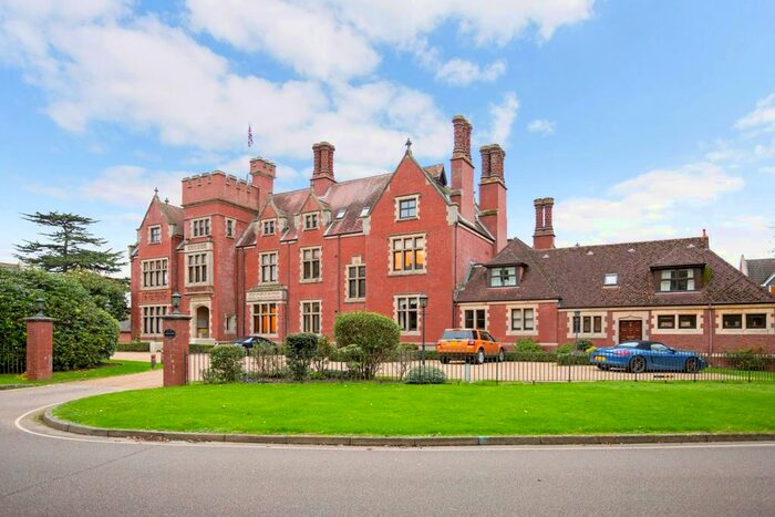 2 Bedroom Flat To Rent In Tanbridge Park, Horsham, RH12