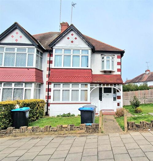 4 Bedroom Semi-Detached House To Rent In Clarendon Gardens, Wembley, HA9