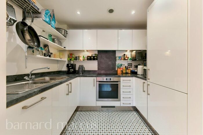 2 Bedroom Flat To Rent In Battersea Park Road, London, SW8
