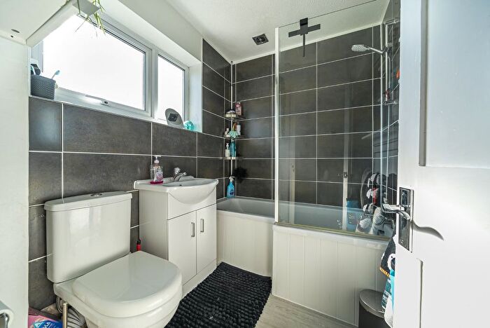 2 Bedroom Flat For Sale In Eagles, Faringdon, Oxfordshire, SN7