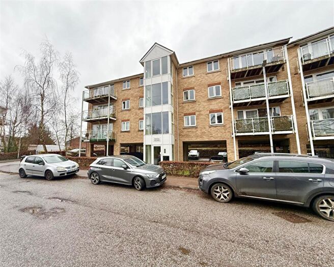 2 Bedroom Apartment For Sale In Foxglove Way, Luton, LU3