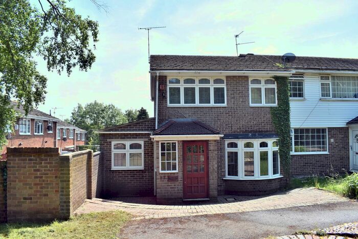 3 Bedroom End Of Terrace House To Rent In Broadway, Gillingham, ME8