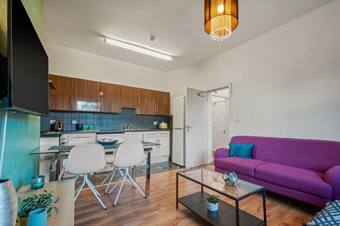 4 Bedroom Flat To Rent In Headingley Lane, Leeds, LS6