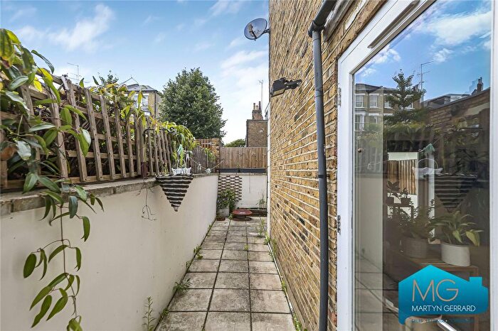 3 Bedroom Flat For Sale In Brecknock Road, Holloway, London, N19