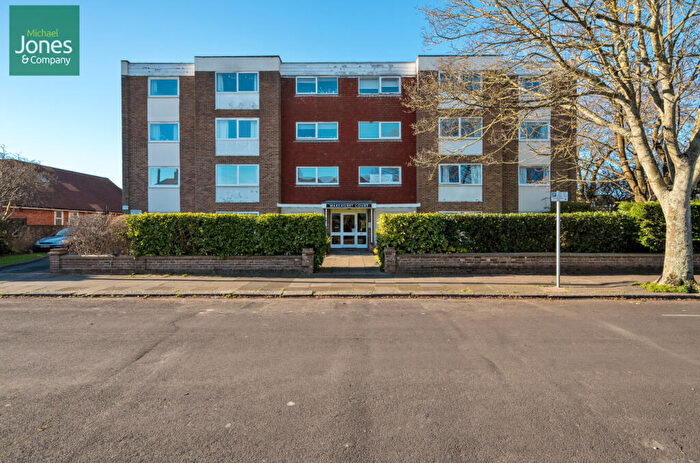 2 Bedroom Flat To Rent In Wakehurst Court, Worthing, West Sussex, BN11