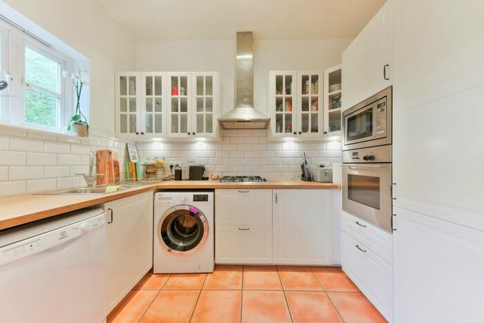 2 Bedroom Flat To Rent In Dudley Mews, London, SW2