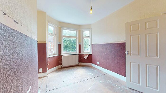 3 Bedroom Block Of Flats For Sale In Isla Road, London, SE18