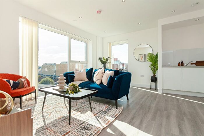 3 Bedroom Flat To Rent In Thames Road, London, E16