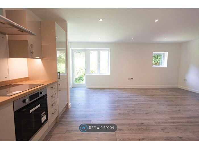 2 Bedroom Flat To Rent In The Headlands, Penryn, TR10