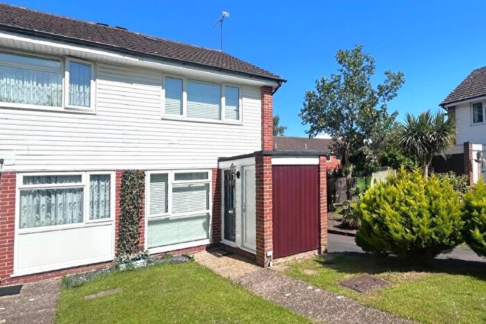 2 Bedroom End Of Terrace House To Rent In Woking, Surrey, GU21