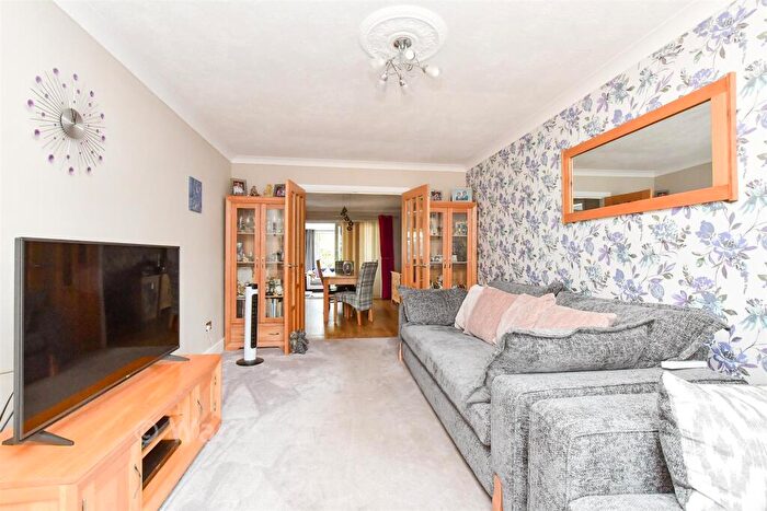 3 Bedroom Chalet For Sale In Sutton Road, Maidstone, Kent, ME15