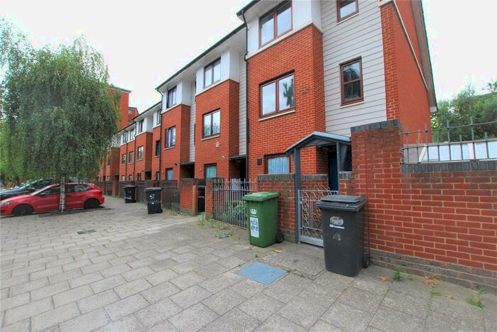 3 Bedroom Duplex To Rent In Concorde Way, London, SE16