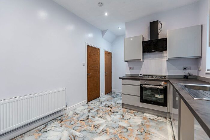 3 Bedroom End Of Terrace House For Sale In Dewsbury Gate Road, Dewsbury, WF13