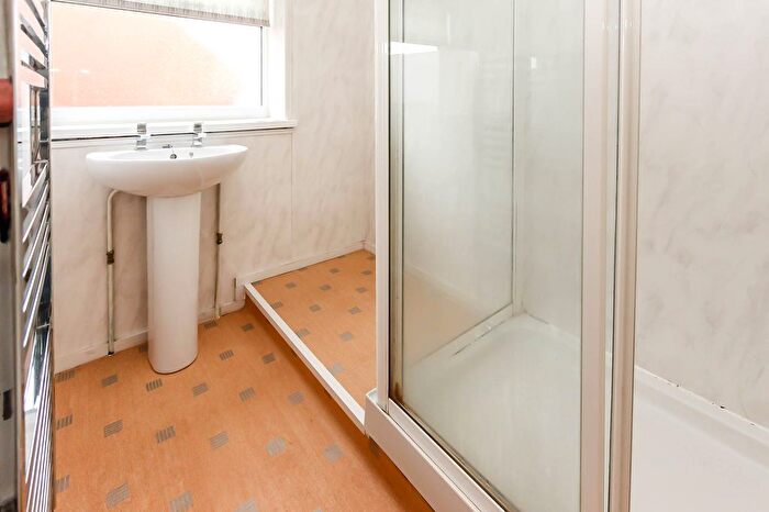 3 Bedroom Semi-Detached House For Sale In Windsor Road, Wellingborough, NN8