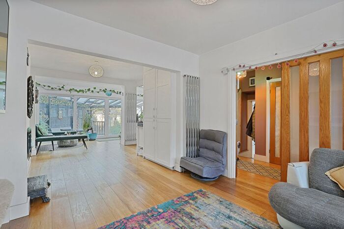 4 Bedroom Terraced House To Rent In Parkway, Woodford Green, IG8