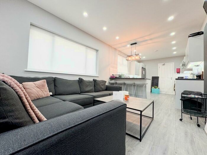 5 Bedroom Terraced House To Rent In Malefant Street, Cathays, CF24