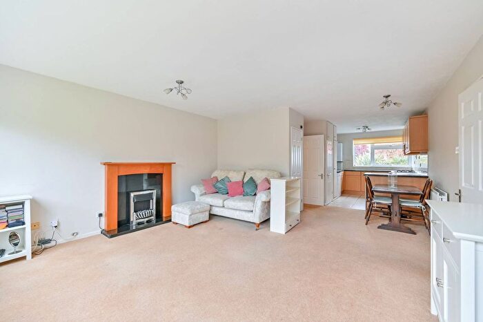 2 Bedroom Flat To Rent In Kings Paddock, Hampton, TW12