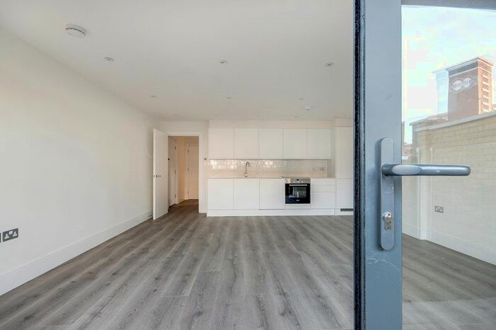 3 Bedroom Flat To Rent In Daisy Court, Brownlow Road, London, Greater London, N11