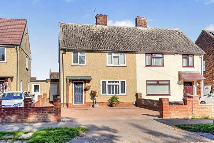 3 Bedroom Semi-detached House For Sale In Hitchmead Road, Biggleswade, SG18