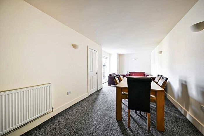 3 Bedroom Flat To Rent In Robinson Road London, Colliers Wood, London, SW17