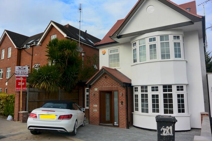 3 Bedroom Flat To Rent In Great North Way, Hendon, NW4