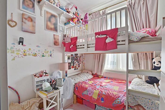 5 Bedroom Semi-Detached House For Sale In Headstone Gardens, Harrow, HA2