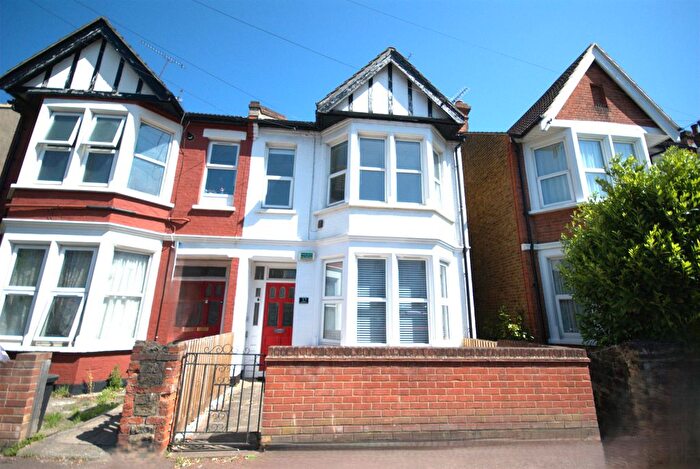 2 Bedroom Flat To Rent In Westbourne Grove, Westcliff-On-Sea, SS0
