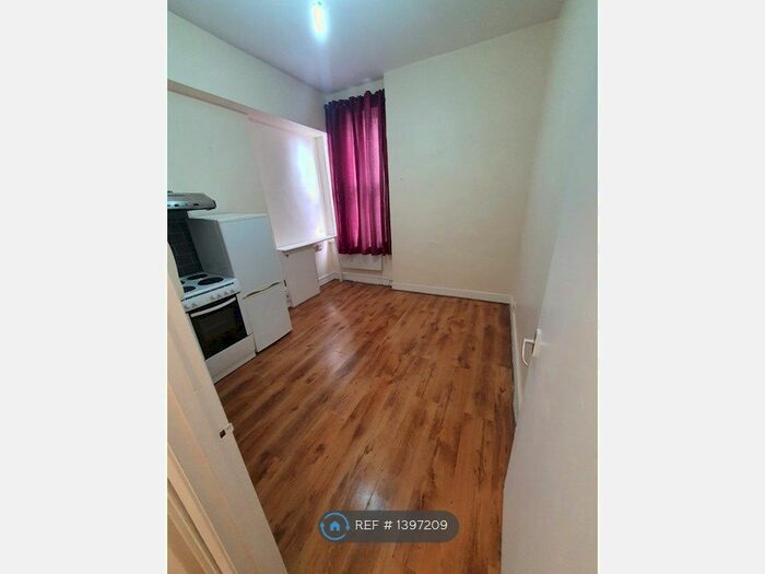 Studio To Rent In Station Road, London, NW10