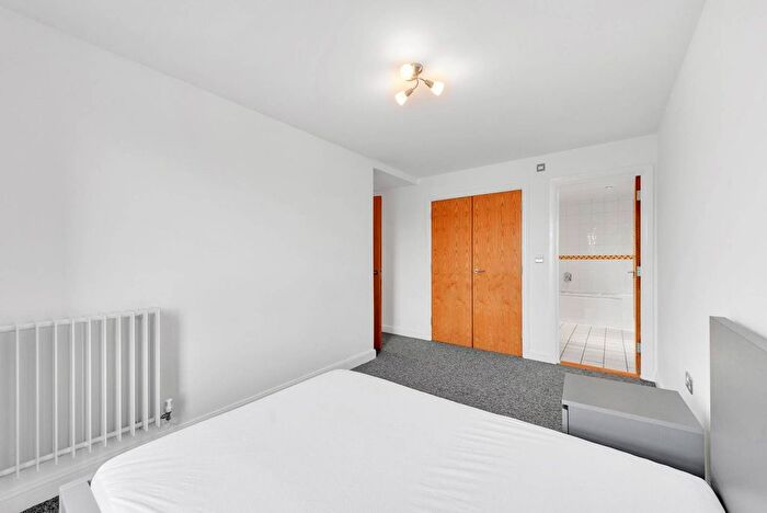 2 Bedroom Flat To Rent In Hanover Avenue, Royal Docks, London, E16