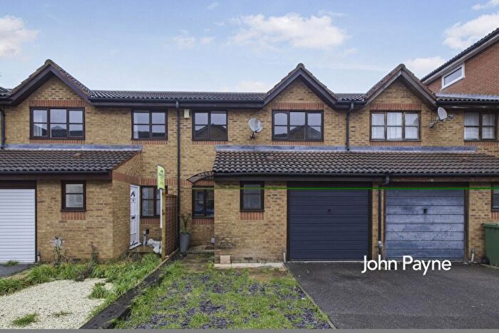 3 Bedroom Flat To Rent In Harlinger Street London, SE18